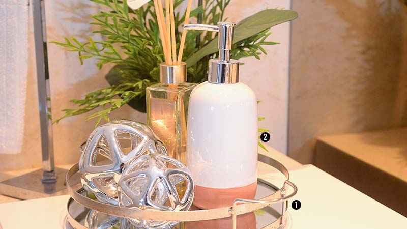 Lavabo com bandeja e sabonetes